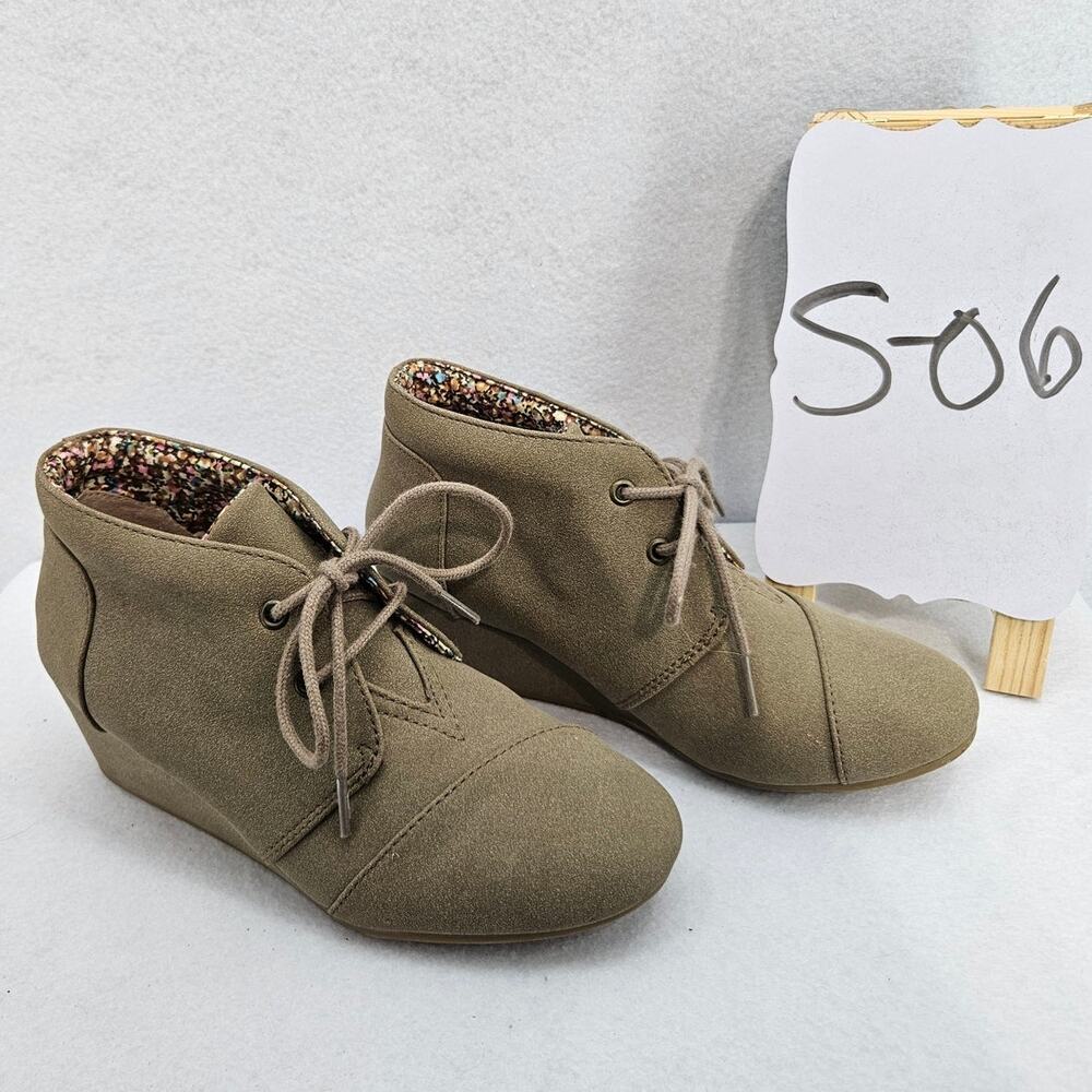Jellypop low wedge heel bootie, size 6 *READ*
